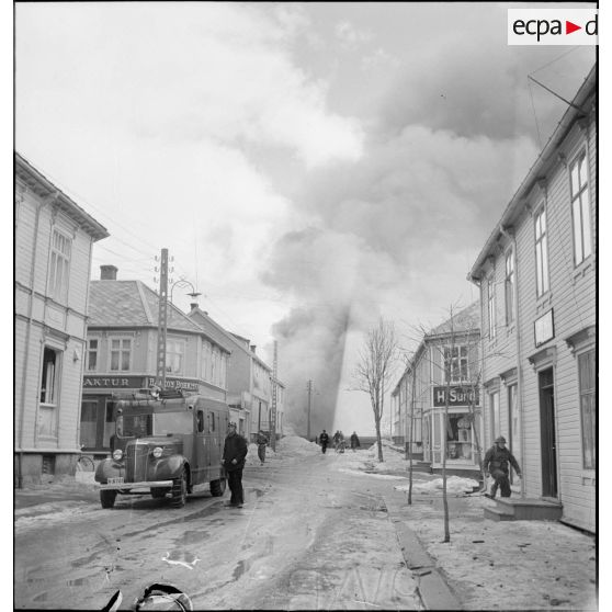 Une rue de Namsos suite à un bombardement de l'aviation allemande.