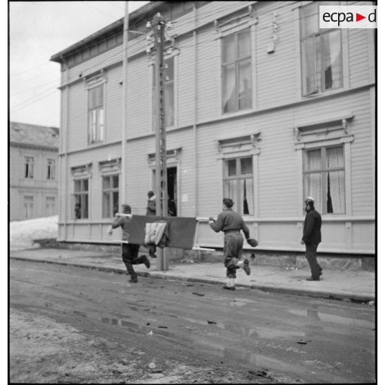 Intervention de brancardiers dans Namsos.