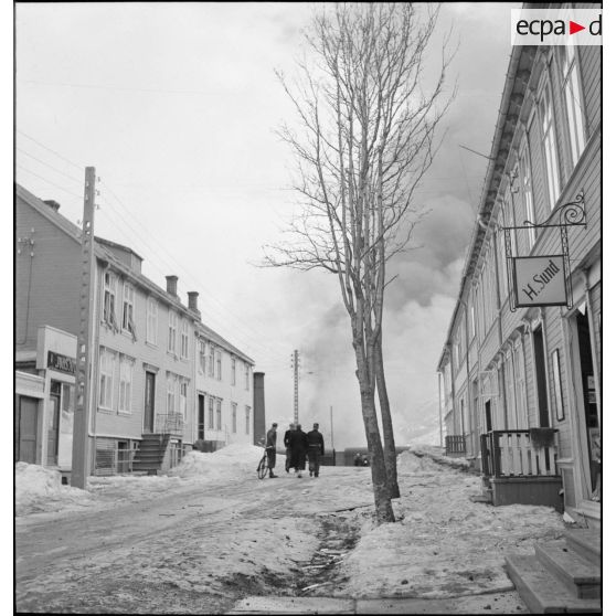 Une rue de Namsos suite à un bombardement de l'aviation allemande.