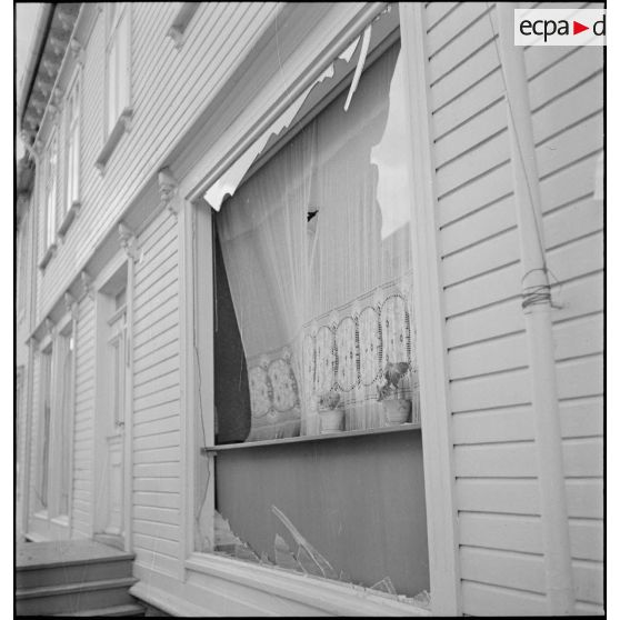 Vitrines endommagées de commerces à Namsos.