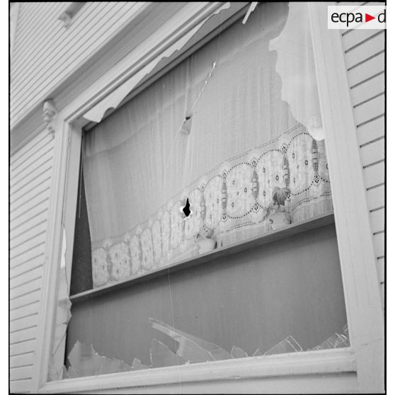 Vitrines endommagées de commerces à Namsos.