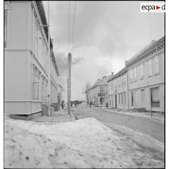 Une rue de Namsos suite à un bombardement de l'aviation allemande.