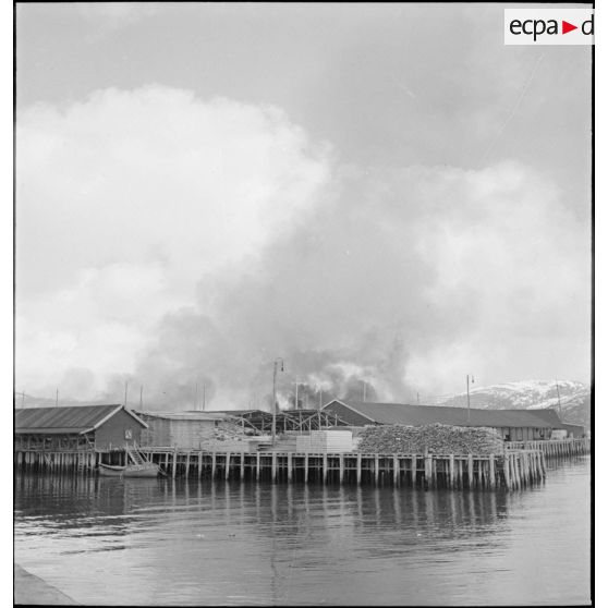 La gare de Namsos en flammes.