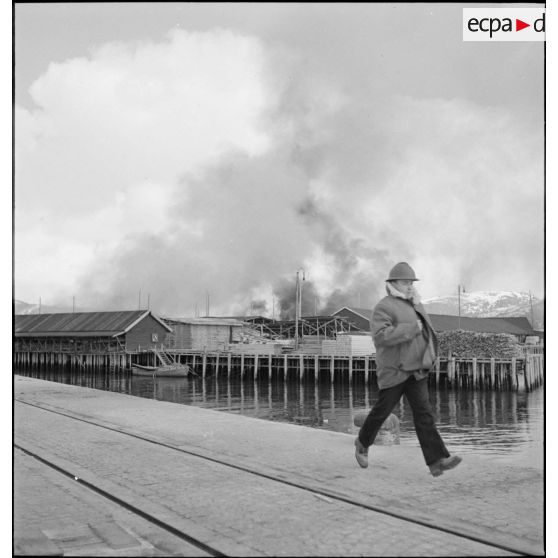 La gare de Namsos en flammes.