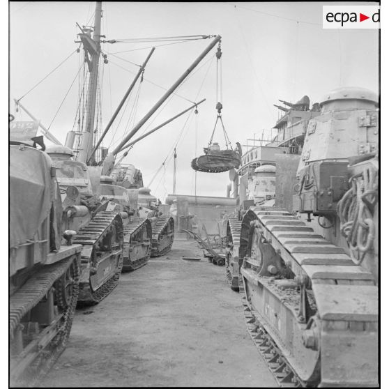 Embarquement de chars Renault FT 17 de la 343e compagnie autonome de chars de combat (CACC).