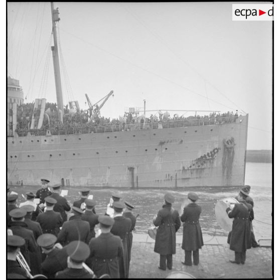 Appareillage du paquebot le Massilia à Brest.