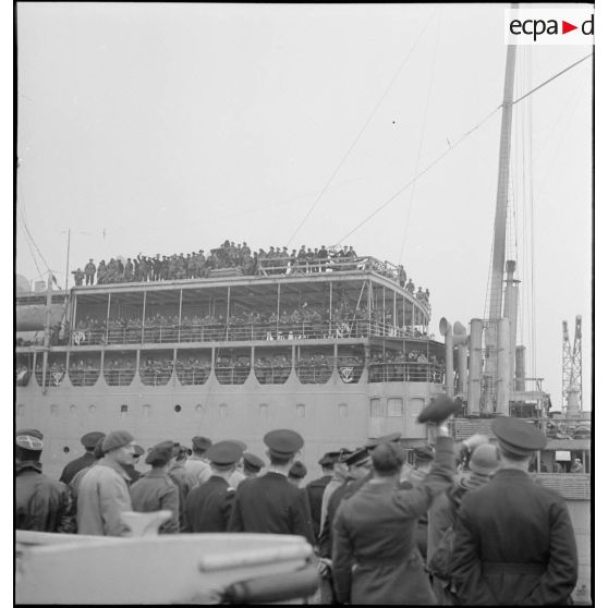 Appareillage du paquebot le Massilia à Brest.