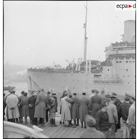 Appareillage du paquebot le Massilia à Brest.