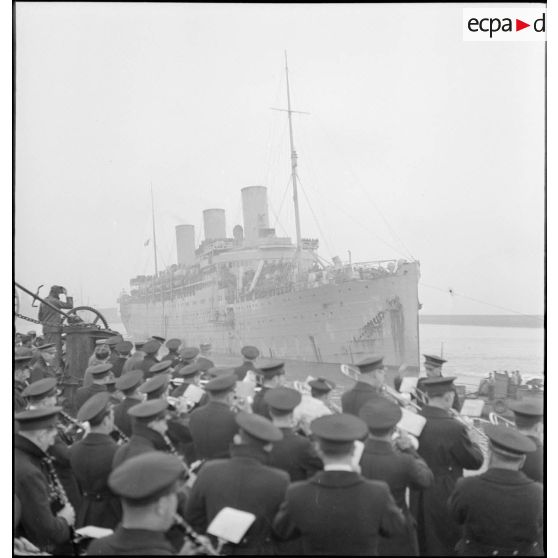 Appareillage du paquebot le Massilia à Brest.