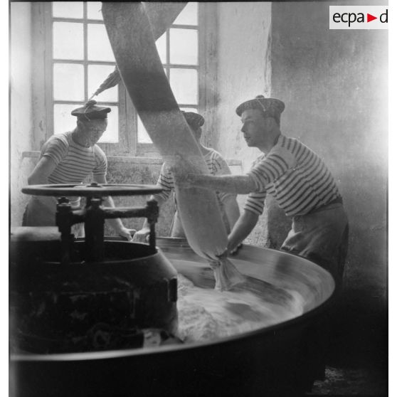 Fabrication de pain destiné aux troupes du corps expéditionnaire français en Scandinavie.