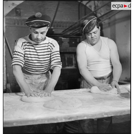 Fabrication de pain destiné aux troupes du corps expéditionnaire français en Scandinavie.