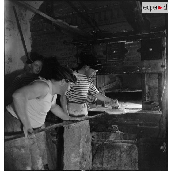 Fabrication de pain destiné aux troupes du corps expéditionnaire français en Scandinavie.