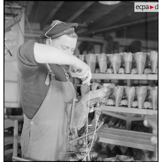 Confection de brodequins destinés aux troupes du corps expéditionnaire français en Scandinavie.