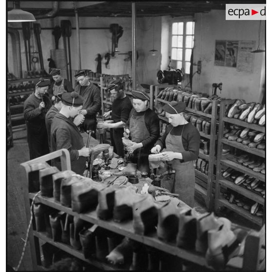 Confection de bordequins destinés aux troupes du corps expéditionnaire français en Scandinavie.