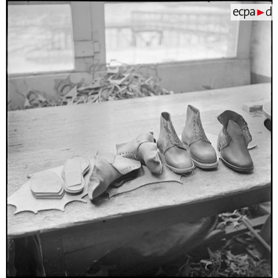 Confection de brodequins destinés aux troupes du corps expéditionnaire français en Scandinavie.