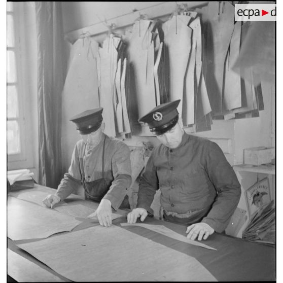 Confection d'uniformes destinés aux troupes du corps expéditionnaire français en Scandinavie.