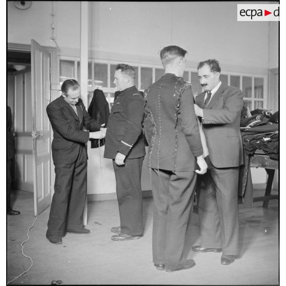 Confection d'uniformes destinés aux troupes du corps expéditionnaire français en Scandinavie.