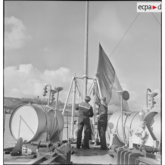 Cérémonie des couleurs à bord du cuirassé Paris.