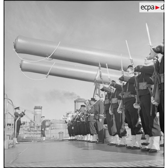 Cérémonie des couleurs à bord du cuirassé Paris.