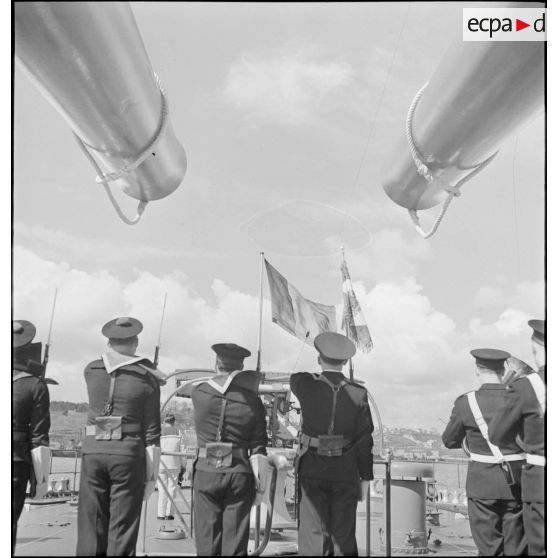 Cérémonie des couleurs à bord du cuirassé Paris.