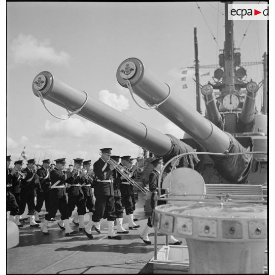 Départ de la fanfare à l'issue d'une cérémonie des couleurs à bord du cuirassé Paris.