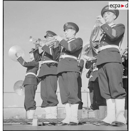 La fanfare exécute l'hymne national pendant une cérémonie des couleurs à bord du cuirassé Paris.