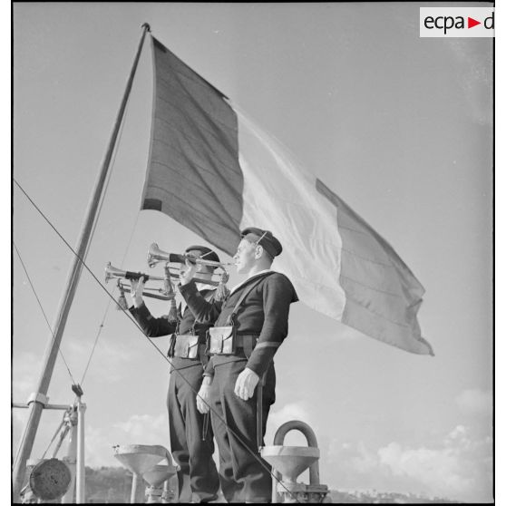 Clairons pendant l'exécution de l'hymne national au cours d'une cérémonie des couleurs à bord du cuirassé Paris.