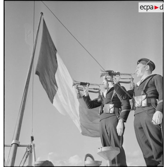 Clairons pendant l'exécution de l'hymne national au cours d'une cérémonie des couleurs à bord du cuirassé Paris.