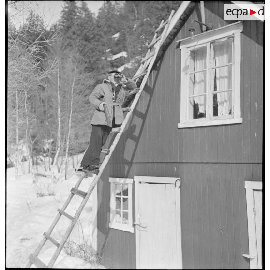 Sentinelle sur la base navale française à Namsos.