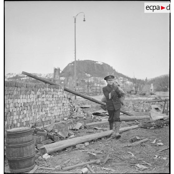 Marin vaguemestre dans Namsos en ruines.
