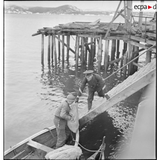 Marin vaguemestre dans Namsos en ruines.