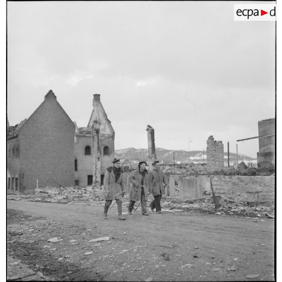 Patrouille de marins français dans Namsos en ruine.