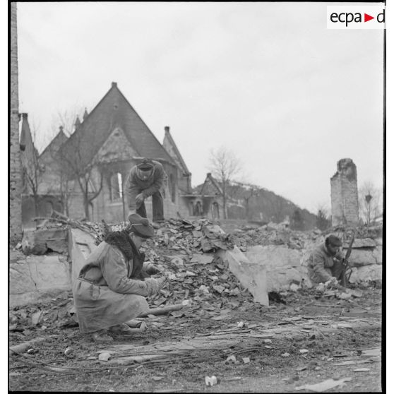 Marins français au milieu des ruines de Namsos.