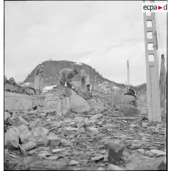 Marins français au milieu des ruines de Namsos.