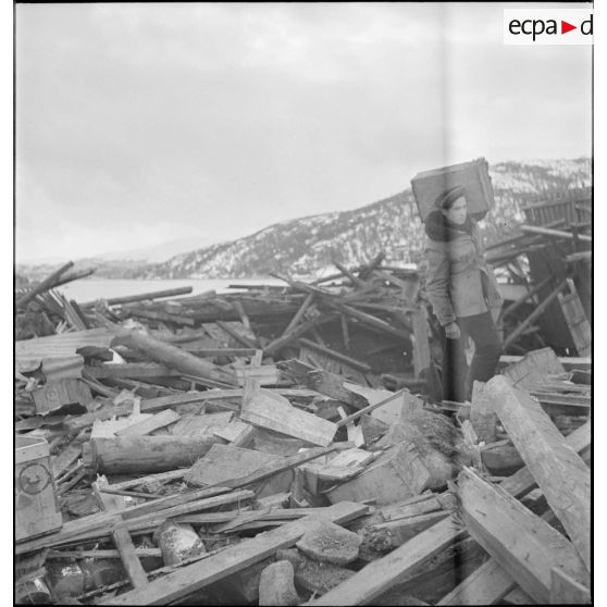Marins français au milieu des ruines de Namsos.