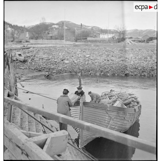 Récupération de matériels divers par des marins français dans Namsos en ruine.