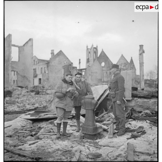 Soldats français et norvégien dans les ruines de Namsos.