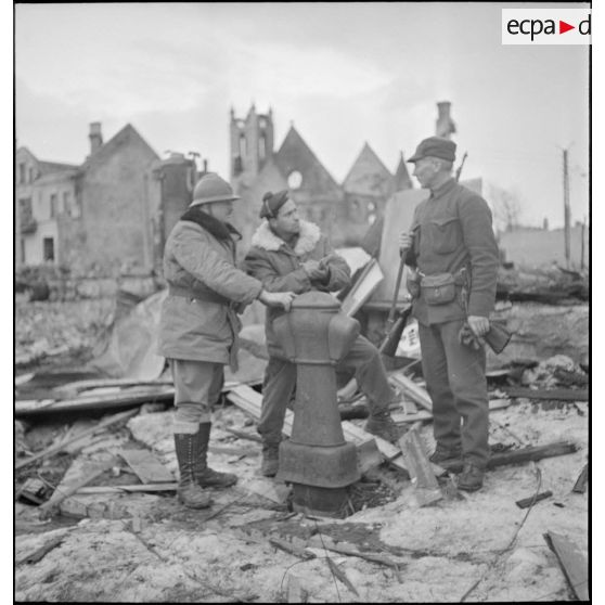 Soldats français et norvégien dans les ruines de Namsos.