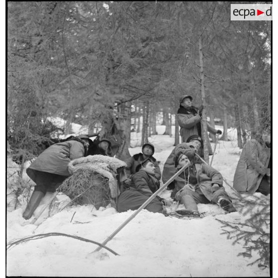 Marins et soldat français subissant une attaque aérienne allemande dans les montagnes entourant la ville de Namsos.