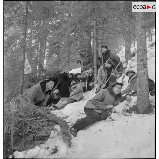 Marins et soldat français subissant une attaque aérienne allemande dans les montagnes entourant la ville de Namsos.