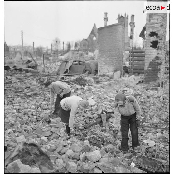 Des habitants de Namsos fouillent les ruines de la ville bombardée.