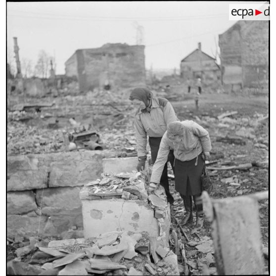 Des habitantes de Namsos fouillent les ruines de la ville bombardée.