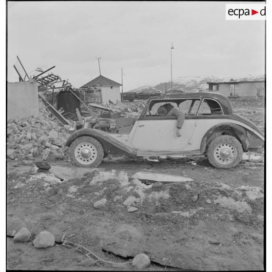 Cadavre au volant d'une voiture Hansa dans Namsos en ruine.