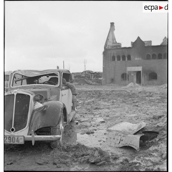 Cadavre au volant d'une voiture dans Namsos en ruine.