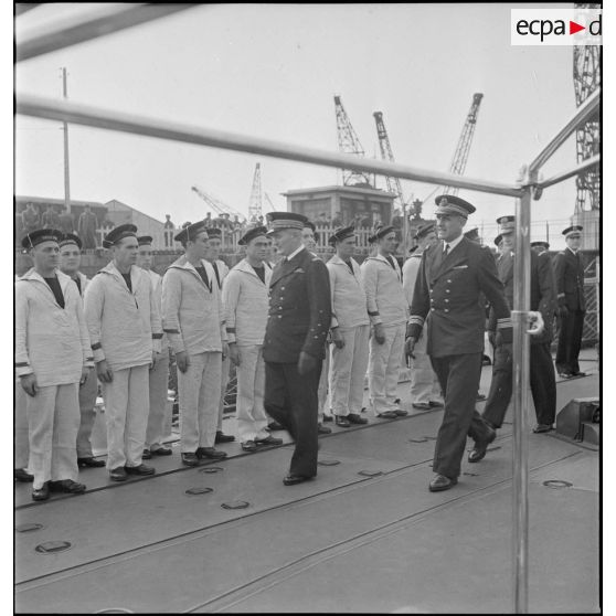 L'amiral de la flotte François Darlan, chef d'état-major de la Marine, passe en revue les quartiers-maîtres et marins du croiseur léger Emile Bertin.