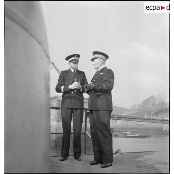 L'amiral de la flotte François Darlan, chef d'état-major de la Marine, discute avec le capitaine de corvette Martin, commandant le sous-marin Surcouf, en carénage à l'arsenal de Brest.