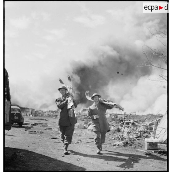 Fantassins britanniques dans Namsos détruite.