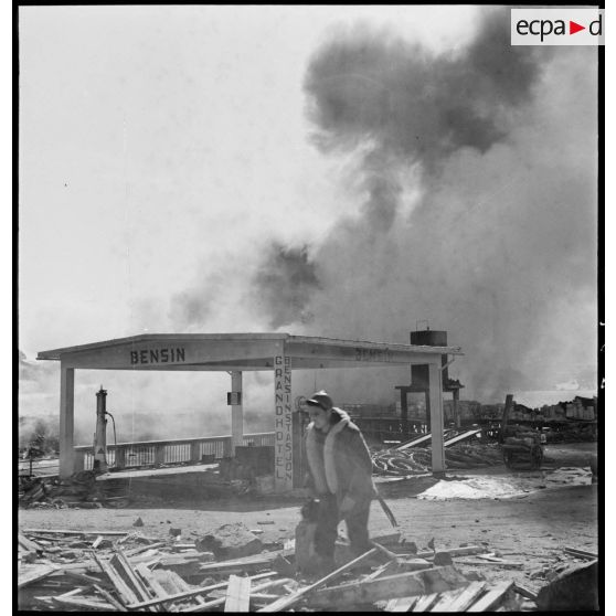 Station essence dans Namsos incendiée.