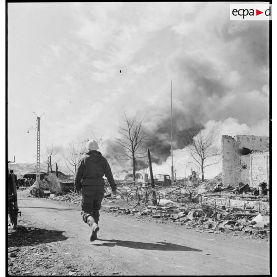 Soldat du corps exépditionnaire français dans Namsos incendiée.