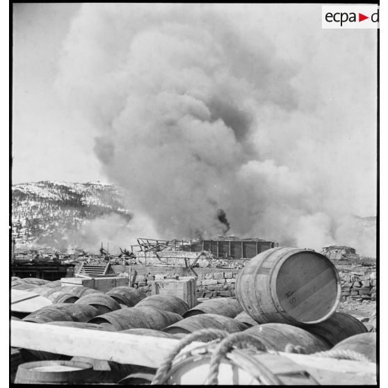 Entrepôts incendiés dans Namsos.